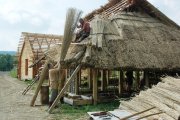 110529 Pfostenhaus Reetdach
